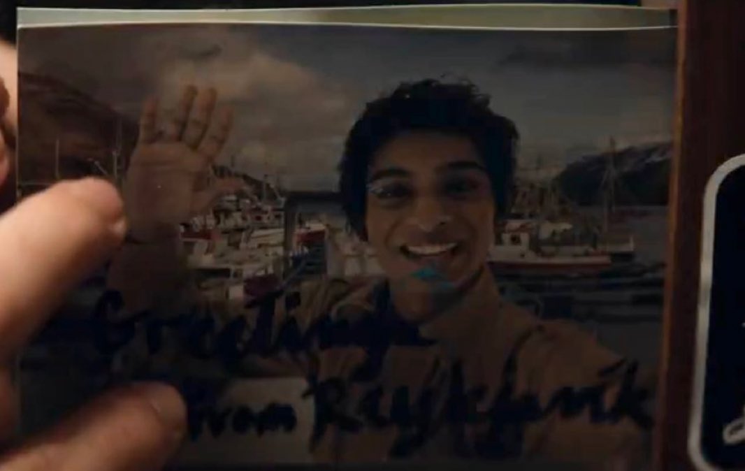 el concepto de percy acariciando la foto de grover para ir a luchar como un soldado con su amada