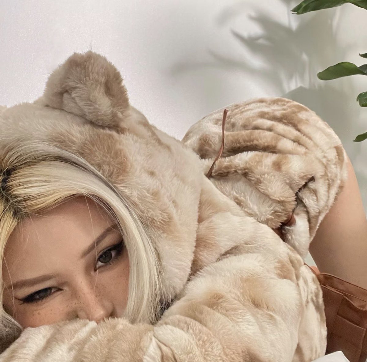 ⠀
Papi  estaba  viendo  a  otras  mujeres  rubias  en  lugar  de  a  mí.  Estoy  triste.
⠀