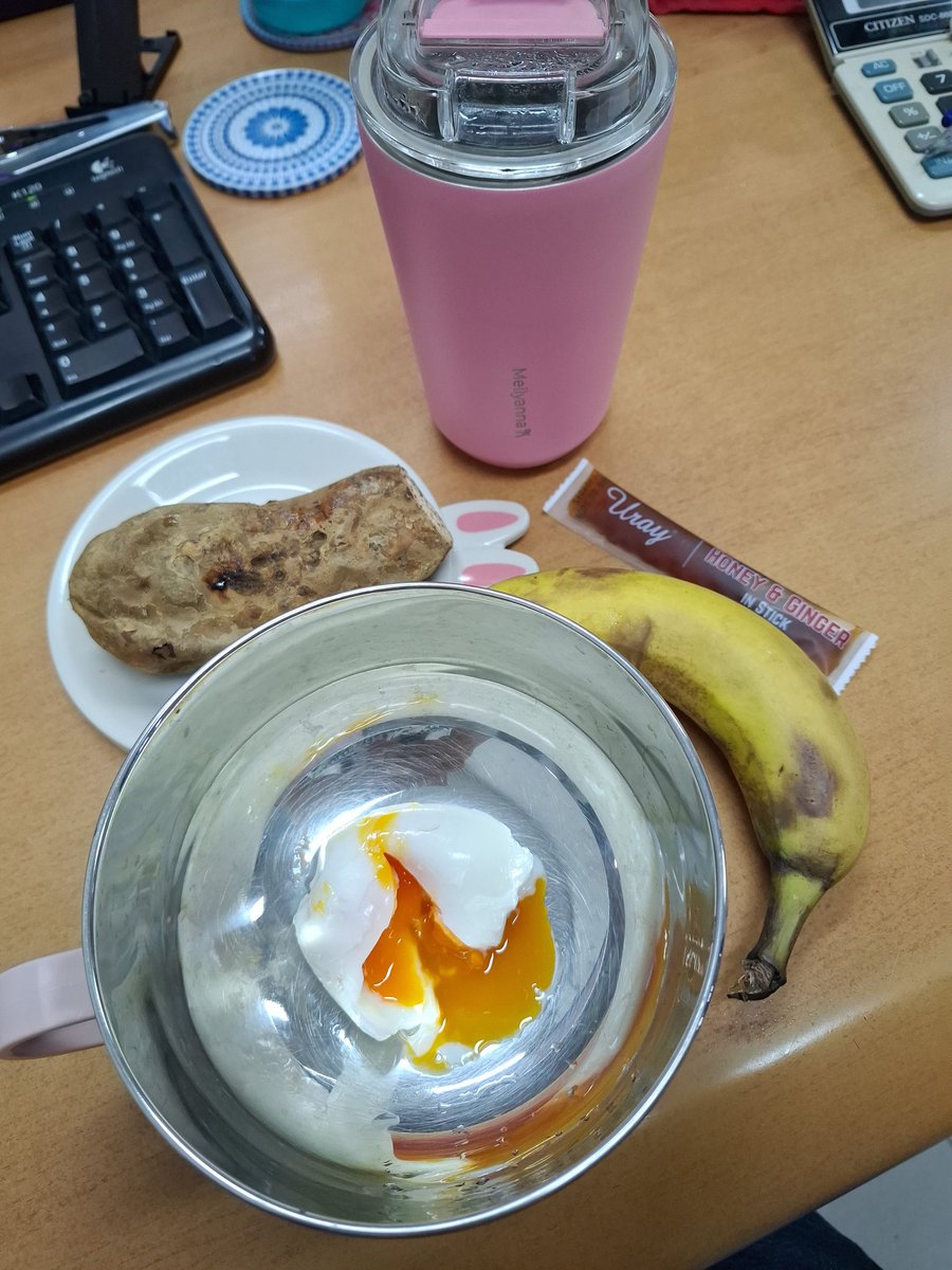 Mei_Ly_Anna's tweet photo. Agak kesiangan..telor kupas 1 d kantor .. *ubi subsidi sarapan dr org kantor 😆 https://t.co/8A54Cu7AC7