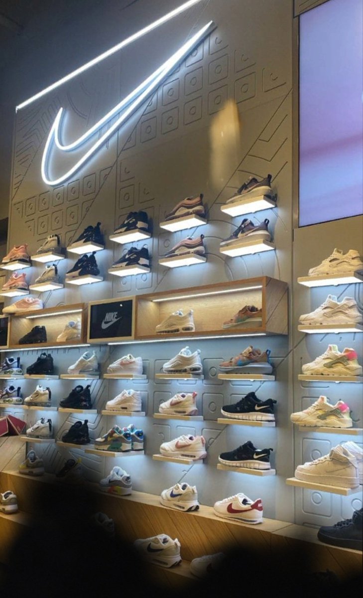 TrackStarJeezy's tweet image. 🎂🥳🎊🎊 #Birthday #Went to look at shoes 👞 👟  even though im not much of Shoe  collector like that 🥳🎊🎊🎂🎂🎂