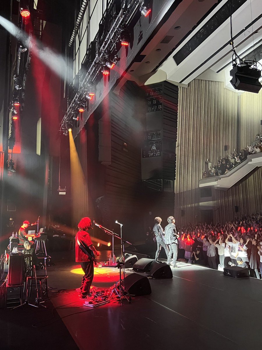 okmrkzys's tweet photo. #岡村靖幸×#斉藤和義×#岡村和義 
Acoustic Plus... 2025 “紅葉”🍁

ファイナル大阪公演も終始、高揚感と幸福感と愛の匂いに包まれる最高の盛り上がりとなりました！
ご来場の皆さまありがとうございました！

岡村和義は期間限定のユニットではありまさんので、またライブ会場でお会いしましょう！ https://t.co/kvSISMWu2f
