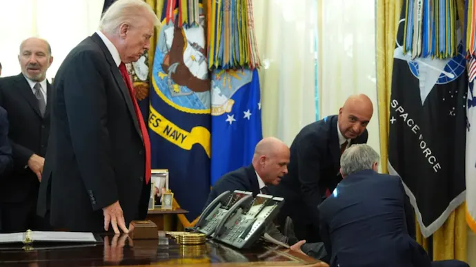 IndiaToday's tweet image. A pharmaceutical executive collapsed beside US President Donald Trump during his Oval Office announcement on new obesity drug price cuts, abruptly halting the live event.
Read in detail: intdy.in/q1dai1
#UnitedStates #DonaldTrump #OvalOffice