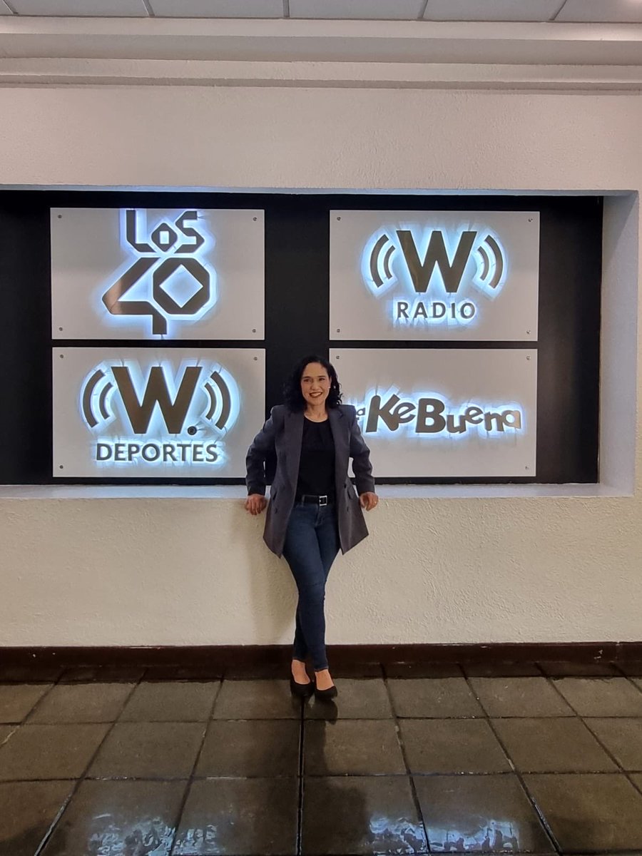 AFELiderazgo's tweet image. Hablemos de multitasking 🧠✨y productividad

Creemos que hacer mil cosas a la vez nos hace más productivos… pero no.

Clifford Nass (Stanford, 2009) mostró que cambiar de tarea nos fragmenta, aumenta errores y nos cansa más.

Y Cal Newport (Deep Work, 2016) lo resume bien:
La…