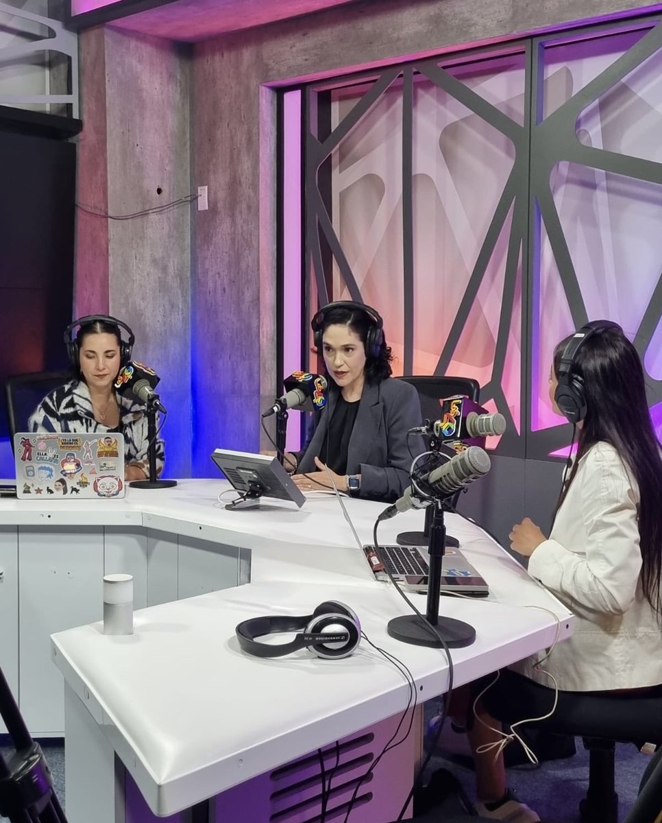 AFELiderazgo's tweet image. Hablemos de multitasking 🧠✨y productividad

Creemos que hacer mil cosas a la vez nos hace más productivos… pero no.

Clifford Nass (Stanford, 2009) mostró que cambiar de tarea nos fragmenta, aumenta errores y nos cansa más.

Y Cal Newport (Deep Work, 2016) lo resume bien:
La…