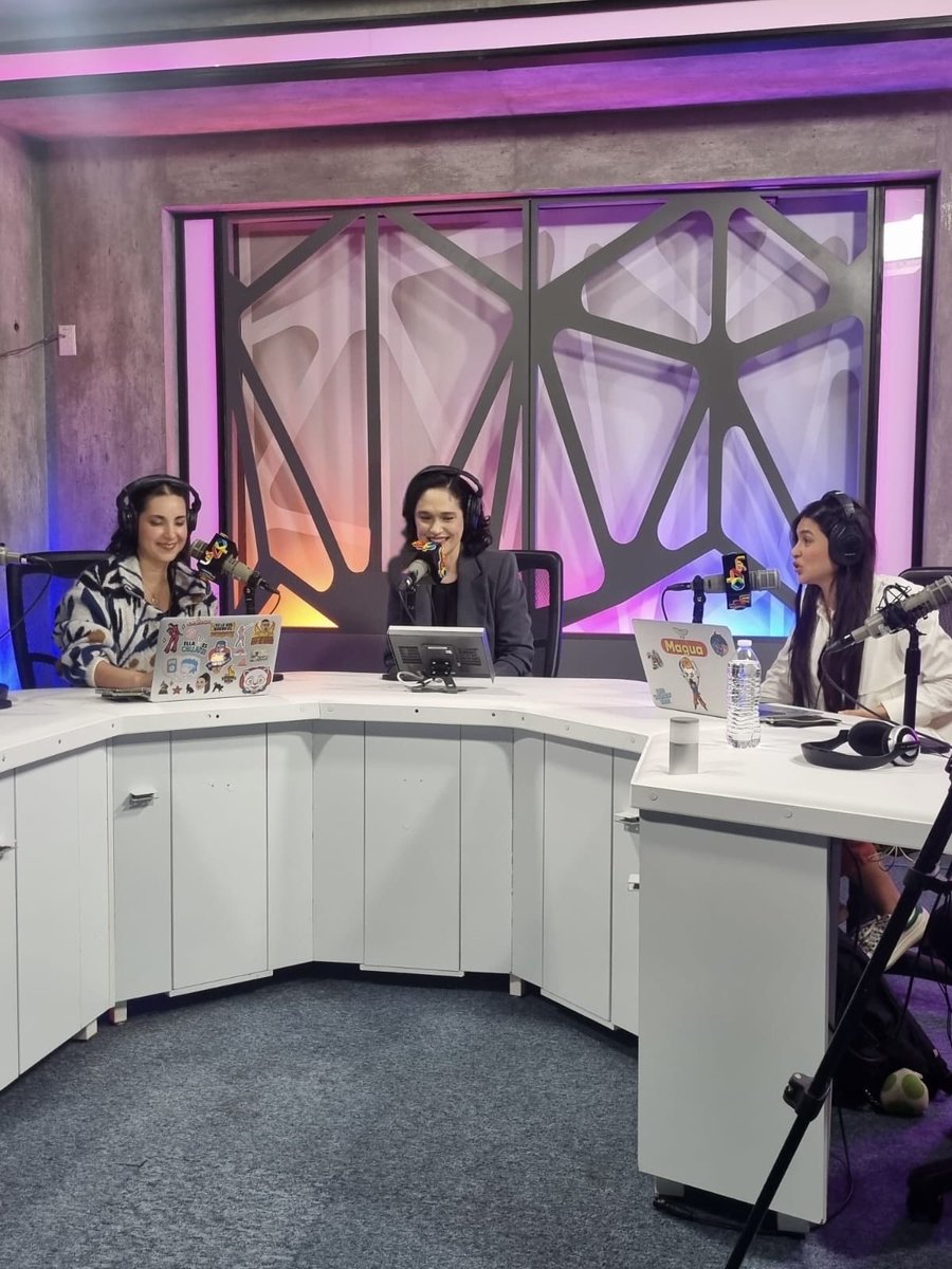 AFELiderazgo's tweet image. Hablemos de multitasking 🧠✨y productividad

Creemos que hacer mil cosas a la vez nos hace más productivos… pero no.

Clifford Nass (Stanford, 2009) mostró que cambiar de tarea nos fragmenta, aumenta errores y nos cansa más.

Y Cal Newport (Deep Work, 2016) lo resume bien:
La…