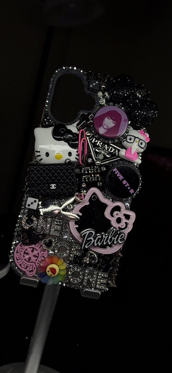 we luv a junk case 🎀🌟🖤