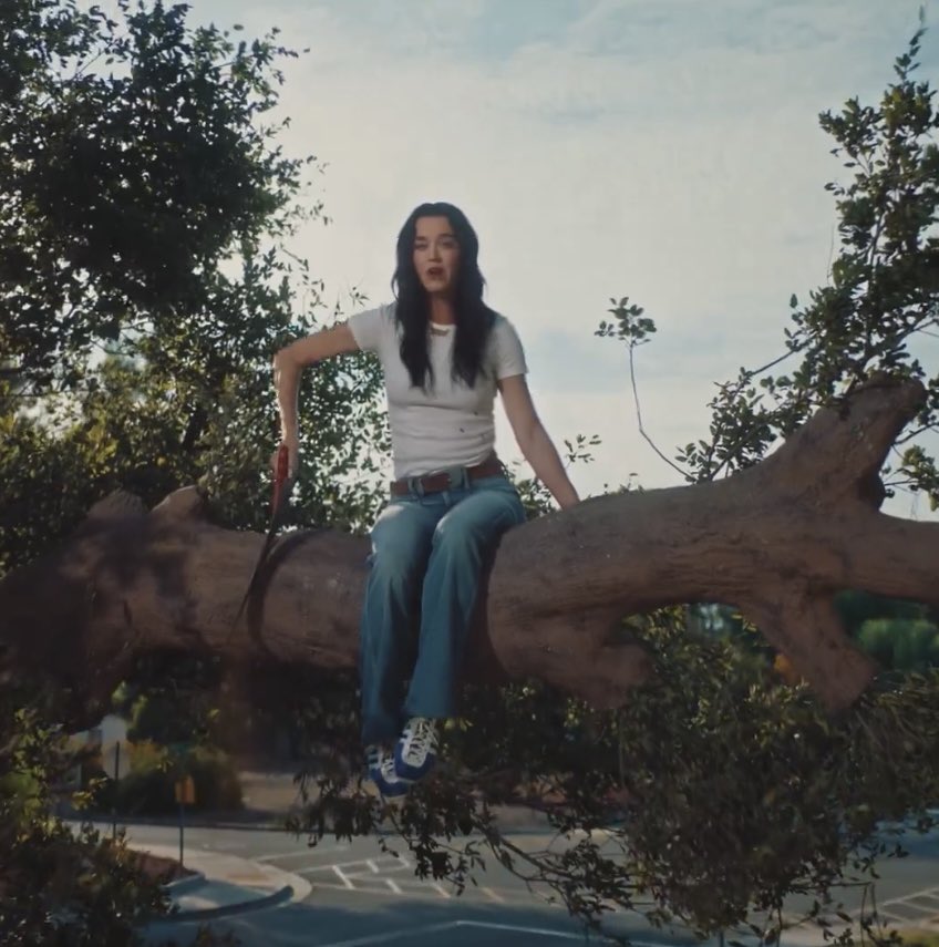 atcnements's tweet image. all the references and easter eggs in katy perry’s new mv “bandaids”

a thread 🧵🪡