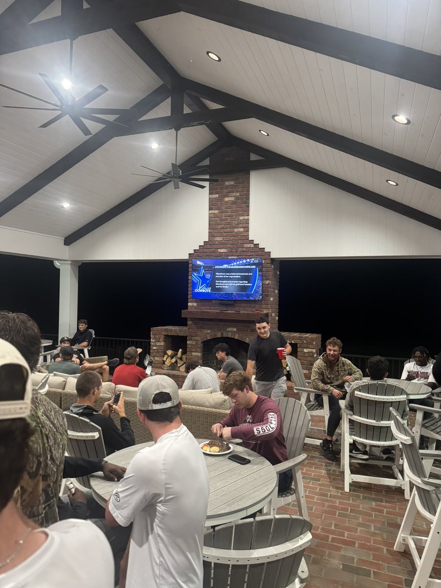 HolmesCCBSB's tweet image. Post fall World Series dinner! Winners eat 🥩 losers get 🌭 thanks to Mr. Steve Sizemore for cooking for us!