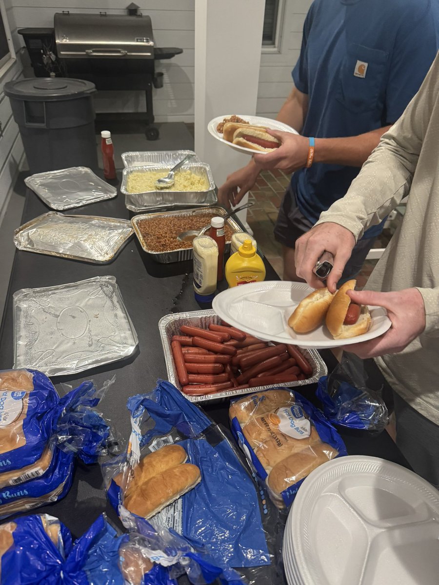 HolmesCCBSB's tweet image. Post fall World Series dinner! Winners eat 🥩 losers get 🌭 thanks to Mr. Steve Sizemore for cooking for us!
