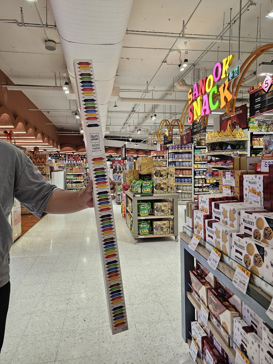 เมื่อวานไปเดินซูเปอร์แล้วเจอสิ่งนี้ ตอนแรกคิดว่ามันคือสองสามกล่องวางต่อกันในแนวนอน ไม่ใช่ แม่งคือกล่องเดียว 55555 ยาวเหมือนราวผ้าม่านอะ