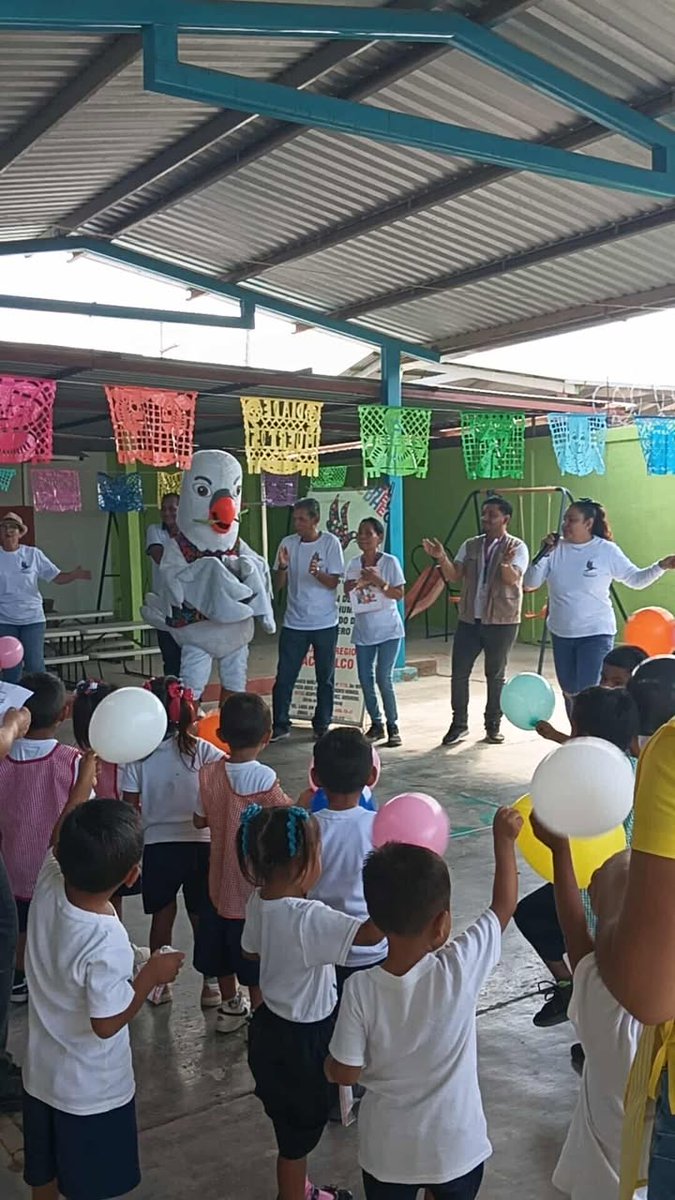 ⚖️👧🏻#DerechosHumanos|La Comisión de Derechos Humanos de la Delegación Acapulco, asistió al jardín de niños "Capitán Rafael García Cruz" de la localidad de Huamuchitos, para dar a conocer el Decálogo de los Derechos de la Niñas y los Niños Guerrerenses.
