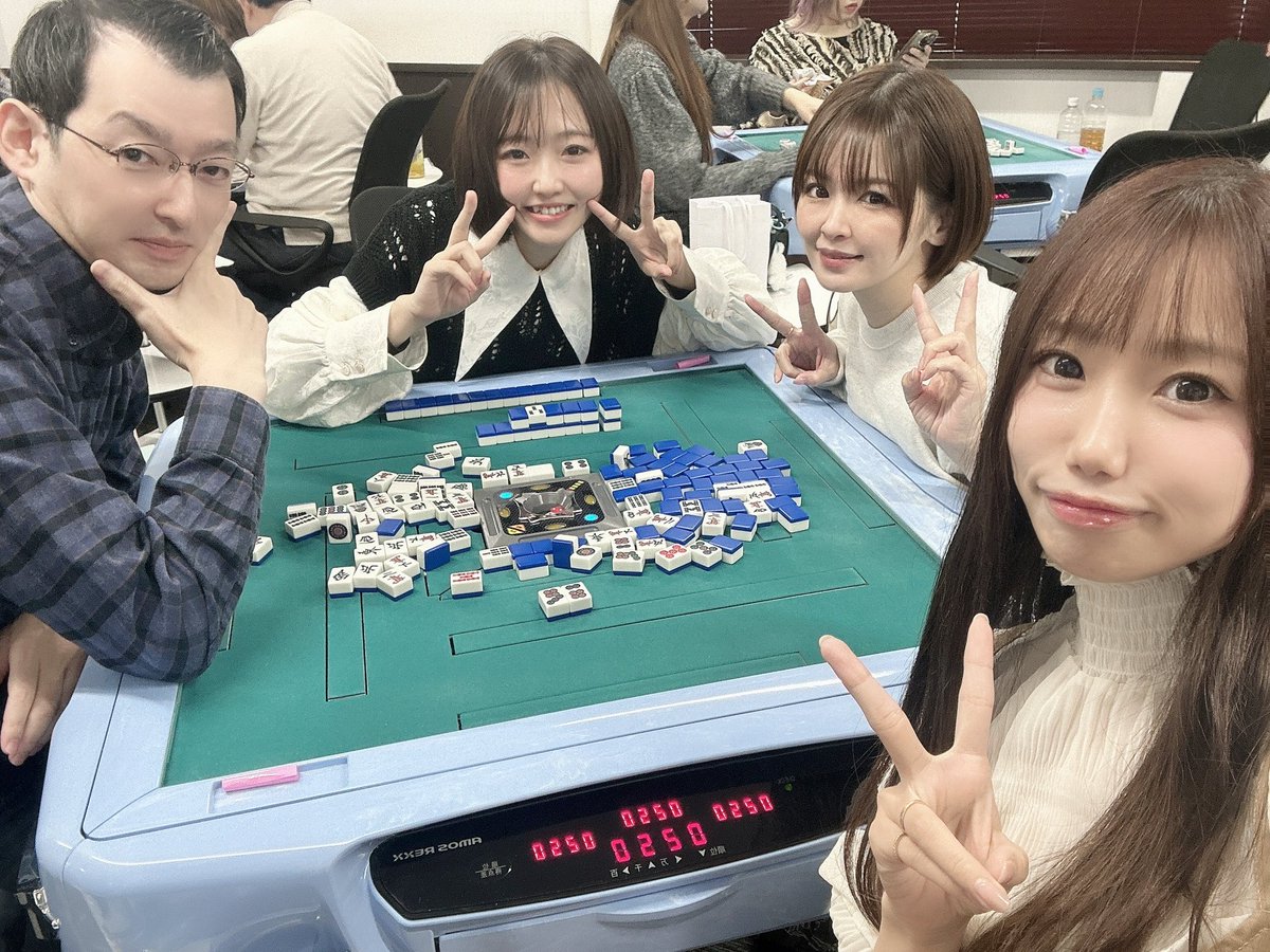 aipyokorin's tweet image. 昨日の大会🀄チーム戦🔥
とっても楽しすぎメンバー🥳❣️
半荘に一度だけ使える特殊ルールがあり、アガったら2倍✌️
なんと独歩さんにリーチ国士ツモられダブル役満16000/32000のアガリでした🥺
みんなうなだれてる😂