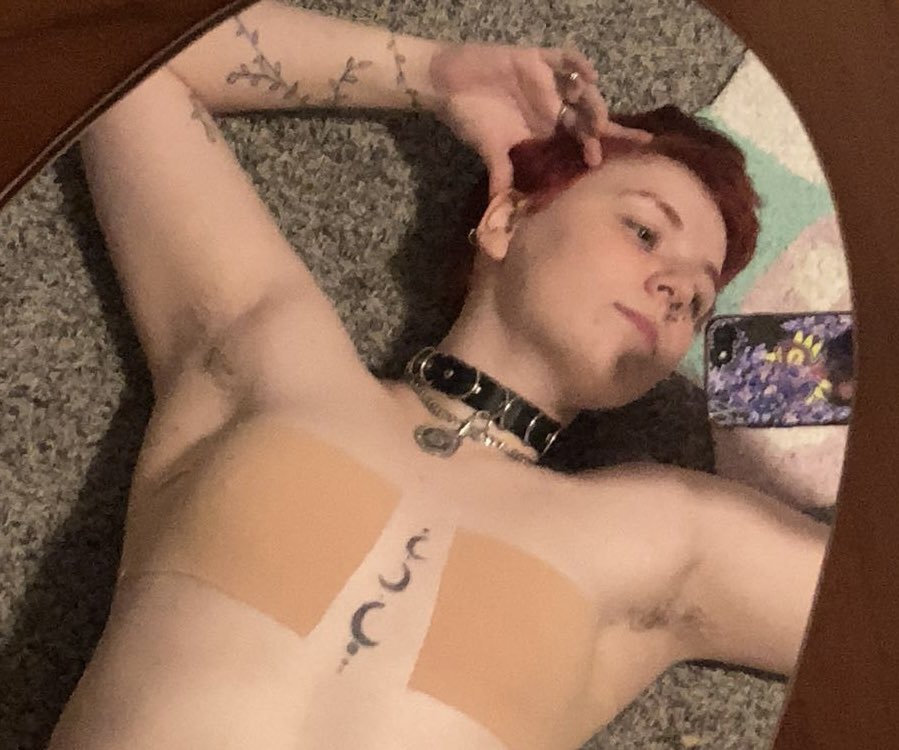 fr3aksh0w357's tweet photo. Floor time after putting on tape for the first time in years, if only someone could help me๐
#fembait #butchbait #lesbianbait https://t.co/yMIzyHPTHe