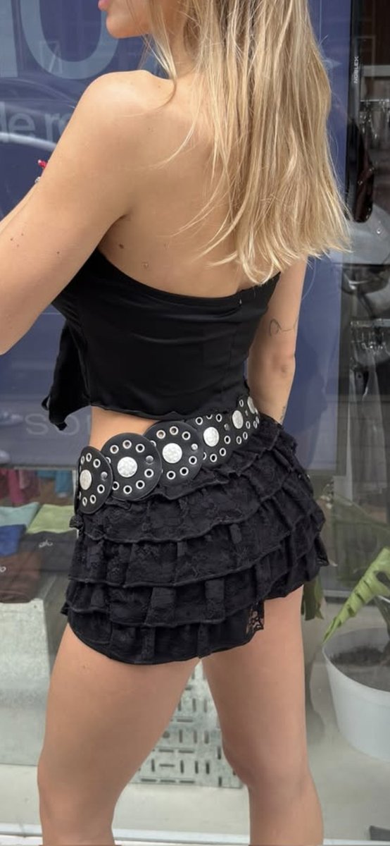 Estuve 3 horas recorriendo locales. Esto es lo que se usa hoy en dia.
Basicamente, si tenes mas de 20 años y pesas mas de 45 kilos pegate un tiro pq no vas a encontrar un carajo para vestirte como la gente.