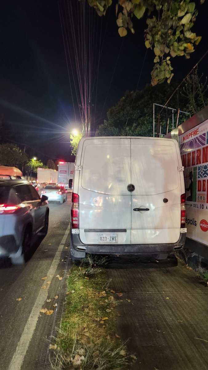 Dankezs's tweet photo. @UCS_GCDMX Me ayudan a retirar y multar esta camioneta que obstruye toda la banqueta en: Av Constituyentes 868? https://t.co/1msroNzEZk
