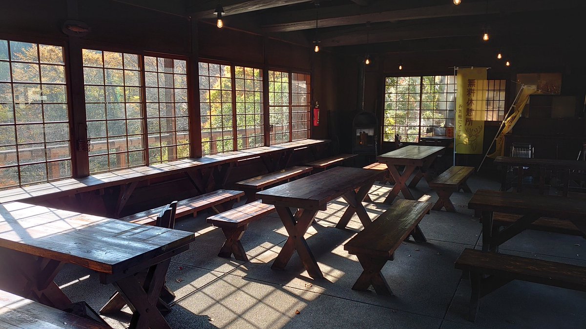 PCM8's tweet image. ここは岐阜の道の駅・明宝。
木の香りが残る建物の前に立ってるのが「明宝ハムちゃん（？）」🐷🎀
澄んだ空気と山の光の中で、こういう“地元の顔”に出会うと、旅が少しあたたかくなる☀️✨