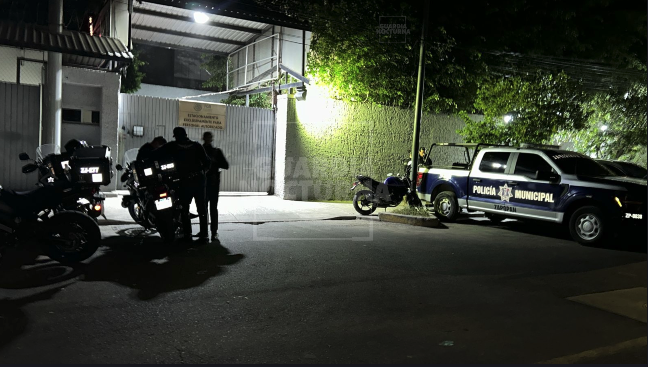GNocturnaMX's tweet image. #Preliminar 5 hombres procedentes de Sinaloa fueron detenidos en la zona de Puerta de hierro portaban cuatro armas de fuego y fueron trasladados hasta las instalaciones de la Fiscalía General de la República #GuardiaNocturna