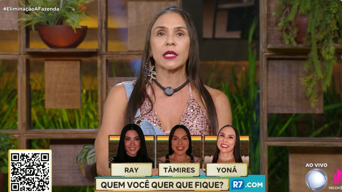 Dantinhas's tweet photo. Yoná: "Eu me mostrei desde o primeiro dia. Eu estou cada dia mais olhando as máscaras que tem aqui dentro. Tem gente que não enxerga, pois tá jogando com amizade, com coraçãozinho, achando que isso é uma recreação. Isso aqui é pra eu voltar ao mercado de trabalho, e aqui não tem dia fácil e nunca arreguei pra ninguém. Se fiquei quieta foi para pegar impulso para ir pra frente. Nunca pedi para desistir. Os momentos que tenho reclusa comigo são para pensar no meu jogo, porque aqui, por mais que você queira estar em convivência, a maioria está atrás de dois milhões e tem muito rato aqui dentro." #EliminaçãoAFazenda