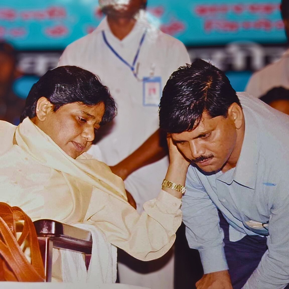 grtbabamanish's tweet image. #thoughtoftheday

आजादी के बाद से भारतवर्ष में 300 से अधिक मुख्यमंत्री हुए इसमें केवल एक दलित महिला मुख्यमंत्री बहन मायावती ने पूरा कार्यकाल अपने बल बूते हासिल किया, अब कुछ कीड़े मकौड़े सा जीवन जीने वाले लोग मुझे उस महिला की कमियां गिनवाते है 🫡

जब मुझे कोई उनकी आलोचना  के नाम…