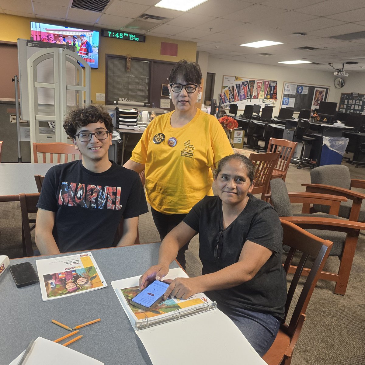 ArmysHdz's tweet photo. 🌻Estoy feliz y cierro éste semestre, hablando con padres y estudiantes cómo Embajadora de Familas ASU, primero fui a Franklin Police &amp; Fire, Metro-Tech, y ayer termine con Bostrom High School,y feliz por la conexión con familias fuera del país #gratitud 🫶#ASU #WeGrad #HMDP 🔱 https://t.co/kZGa2c7QSU