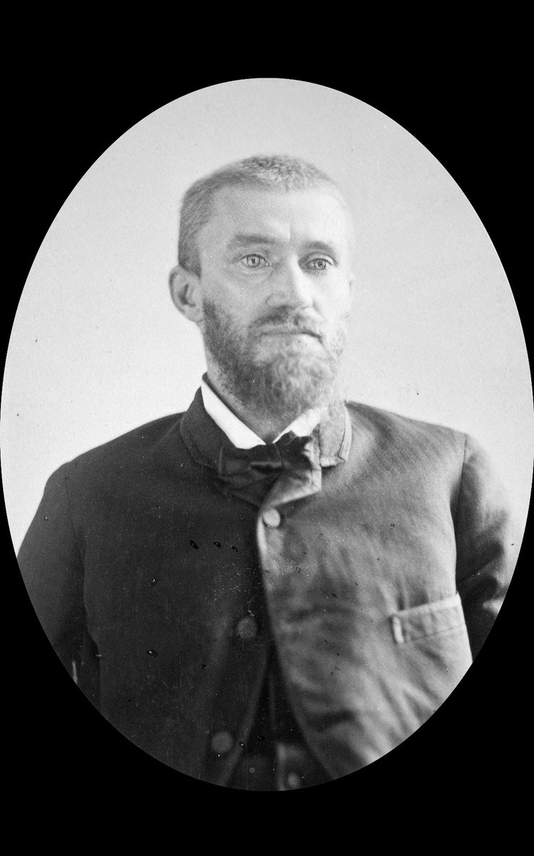 جيمس غارفيلد هو الرئيس ال 20 لأمريكا تولى الحكم عام 1881، وكان مثالًا للرجل العصامي عُرف بنزاهته وذكائه، لكن لم يُكمل سوى أشهر قليلة في الحكم.
أما قاتله تشارلز غيتو، فكان شخصًا مضطربًا نفسيًا طمح في الحصول على منصب حكومي، رفض غارفيلد طلبه شعر بالإهانة واغتاله في محطة قطار