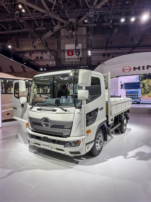 #JMS2025 展示車クイズ⑥の正解は『日野レンジャー』です！
2026年内に発売予定のモデルでは、
より安心な稼働を支える安全装備を搭載しました。
 
ブースコンセプトの気付きや問いを荷台に積み
”お客様の課題を解決するレンジャー”として皆様をお迎えします！
 
#いくっしょモビショー