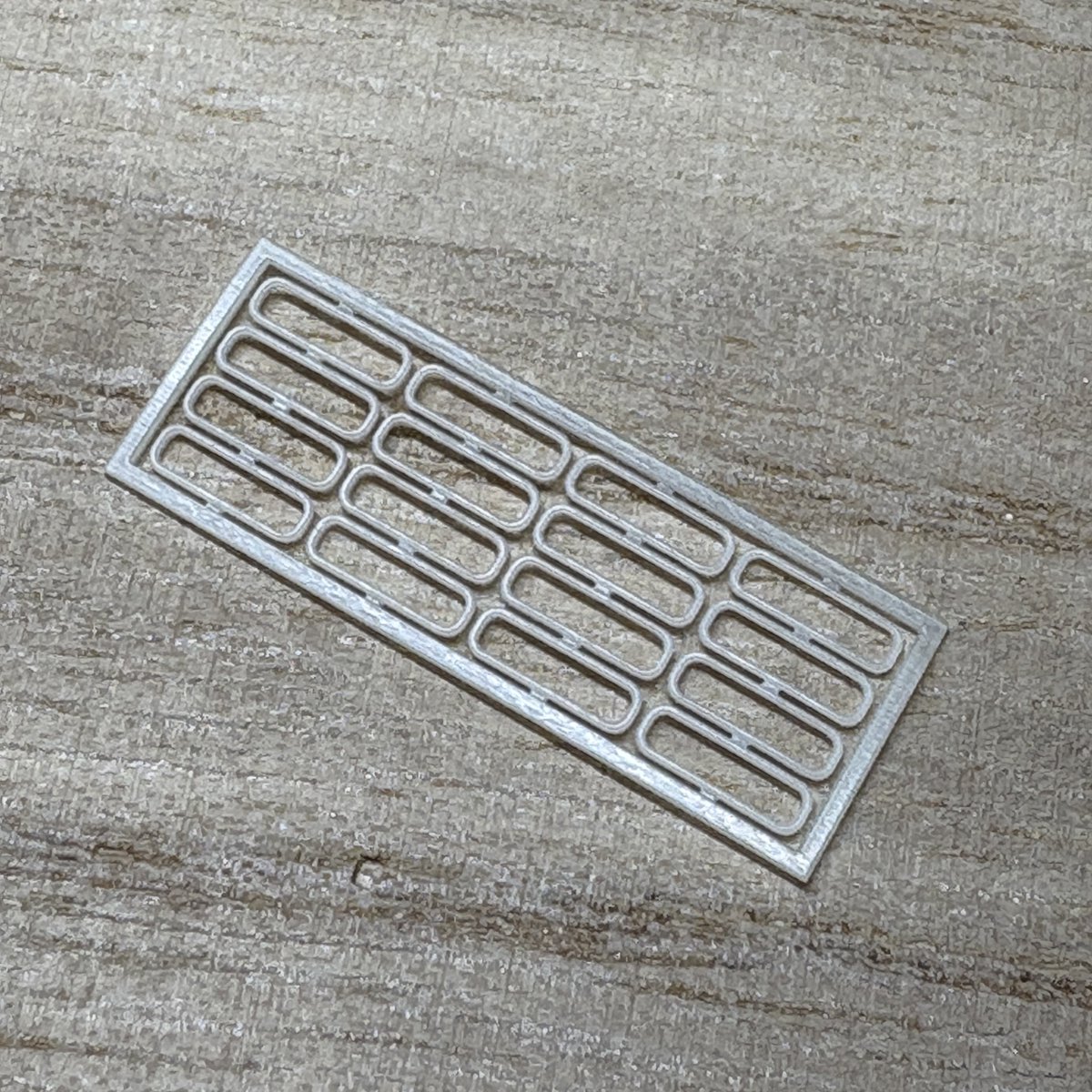 factorail's tweet image. ★新製品のお知らせ★
側面方向幕枠
407キットなどの加工に使える内容となっています。
側面一体幕の場合元々のモールドより少し幅が広いため再現できるように製作しました。
この他にも各種鉄コレなど加工にもお使いいただけるかと思います。

1セット8両分入り ¥400-となります。