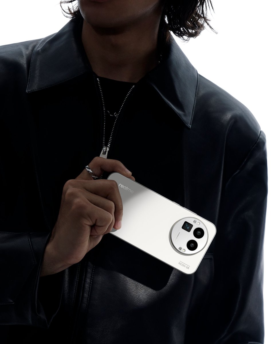 realmeglobal's tweet image. Diary White, realme GT 8 Pro.
#realmeGT8Pro 
#ExploreBeyondDefinition
#FirstSwitchableCameraBump