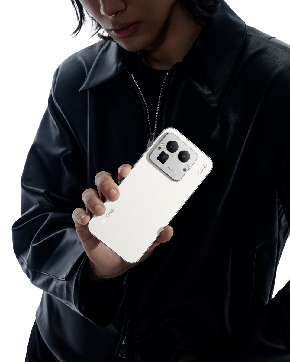 realmeglobal's tweet image. Diary White, realme GT 8 Pro.
#realmeGT8Pro 
#ExploreBeyondDefinition
#FirstSwitchableCameraBump