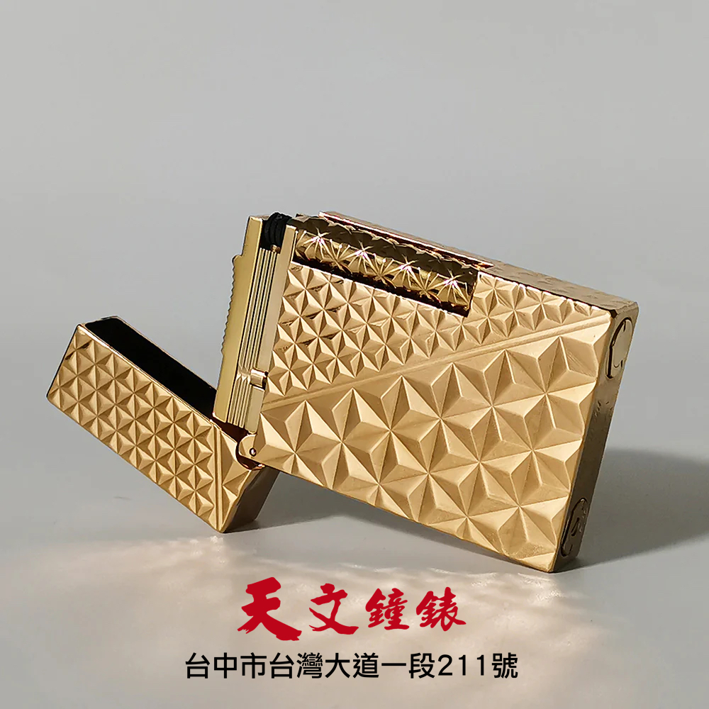 tienwenwatch's tweet image. 當金屬折射出光影，
那不只是工藝的角度，
而是一種態度——
懂得在靜默中閃耀，
在細節裡勝出。
法國 #STDupont #都彭 ｜燃起你的經典瞬間。

天文鐘錶|台灣大道一段211號 +886422256476

#TienWenWatch #TienWen #天文鐘錶 #台中錶店 #鐘錶維修 #手錶保養 #台中天文 #勞力士維修保養 #歐米茄維修保養