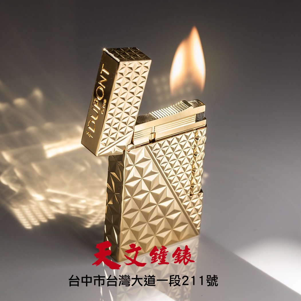 tienwenwatch's tweet image. 當金屬折射出光影，
那不只是工藝的角度，
而是一種態度——
懂得在靜默中閃耀，
在細節裡勝出。
法國 #STDupont #都彭 ｜燃起你的經典瞬間。

天文鐘錶|台灣大道一段211號 +886422256476

#TienWenWatch #TienWen #天文鐘錶 #台中錶店 #鐘錶維修 #手錶保養 #台中天文 #勞力士維修保養 #歐米茄維修保養