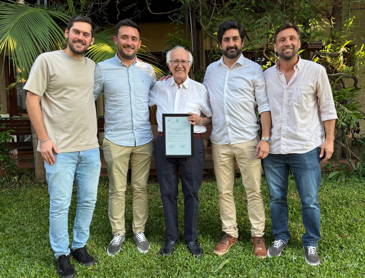 Hoy visitamos al ex gobernador de Misiones Don Cacho Barrios Arrechea y le entregamos la declaración de Interés Provincial de su libro “Tinta Misionera”. Nos recibió con la hospitalidad y el cariño de siempre.
Gracias <a href="/herrerayflia/">Oscar Herrera Ahuad</a> y <a href="/JCesino/">Jorge Martin Cesino</a> por acompañar la iniciativa.