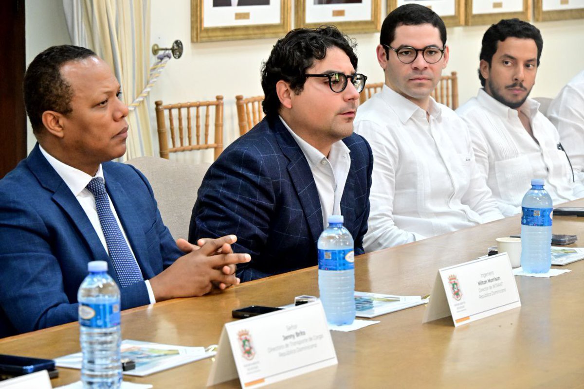 La Secretaria de Estado, Rosachely Rivera Santana, recibió y compartió un productivo intercambio de ideas con el Ing. Milton Morrison, Director del INTRANT y el Sr. Hostos Rizik, Director Vial de la República Dominicana, y su equipo de trabajo.