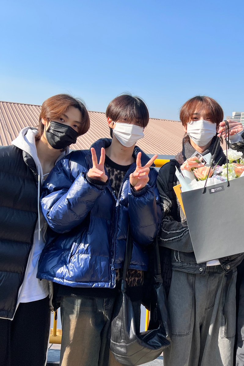 hirowitxus's tweet photo. 처음 봤을 때 가운데가 신님인줄 알았어 진짜로 https://t.co/ZtNt22G2Yp