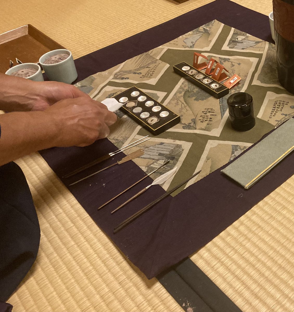 wadamasamune's tweet photo. 昨晩は、仙台藩作法香之儀の稽古へ。

伊達泰宗・仙台伊達家18代御当主に、15年ご指導頂いています。

伊達家の香道は、香道草創期の発展に多大な貢献をし、一子相伝で門外不出でした。

18代御当主が、伊達文化の継承のため門下生を取るようになり、今に至ります。

伊達文化の継承発展に邁進します。 https://t.co/v1Z4Qj57yu