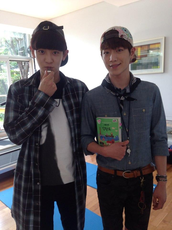 pcygram's tweet photo. #Chanyeol - 140719 SBS PD’s twitter udate:
 "강원도로 고객들을 즐겁게 모십니다. 룸메이트 강열여행사. 찬열&amp;강준"

"We will happily assist our guests to Gangwondo. Roommate’s KangYeol Travel Agency. Chanyeol &amp; Kangjoon" https://t.co/6xqb0lCLJN