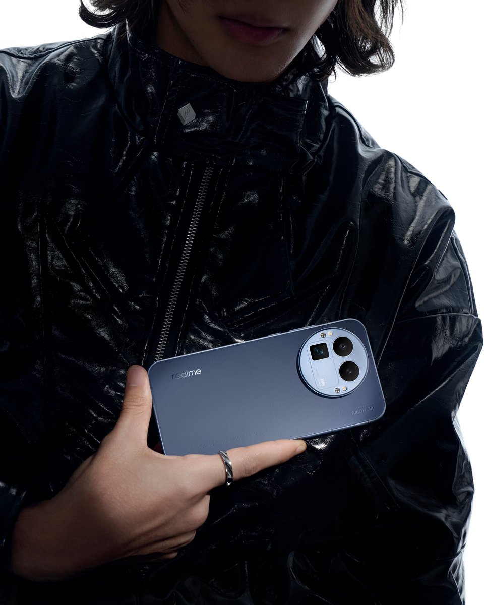 realmeglobal's tweet image. Urban Blue, realme GT 8 Pro.
#realmeGT8Pro 
#ExploreBeyondDefinition
#FirstSwitchableCameraBump