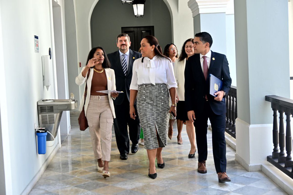 En la Semana de la Ética Gubernamental, la secretaria Rosachely Rivera Santana recibió a representantes de la Oficina de Ética Gubernamental junto académicos de España, Chile y Nuevo México, quienes participarán en el Simposio Internacional de Retos y Perspectivas de Gobernanza