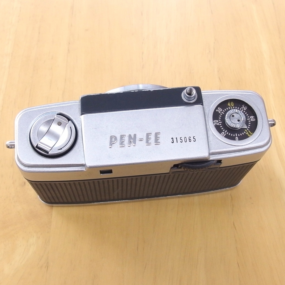 champcamera's tweet photo. OLYMPUS PEN-EE（整備済）￥22,000 by みすずが丘店(あざみ野)

構図を決めてシャッターをきるだけの簡単な操作で
撮影可能な自動露出、ピント固定のハーフサイズカメラ。
安心してお使い頂ける初心者におススメの整備済のカメラです。

#フィルムカメラ #PENEE #あざみ野 #田園都市線 #ハーフサイズカメラ
https://t.co/x0HFlM2rrH