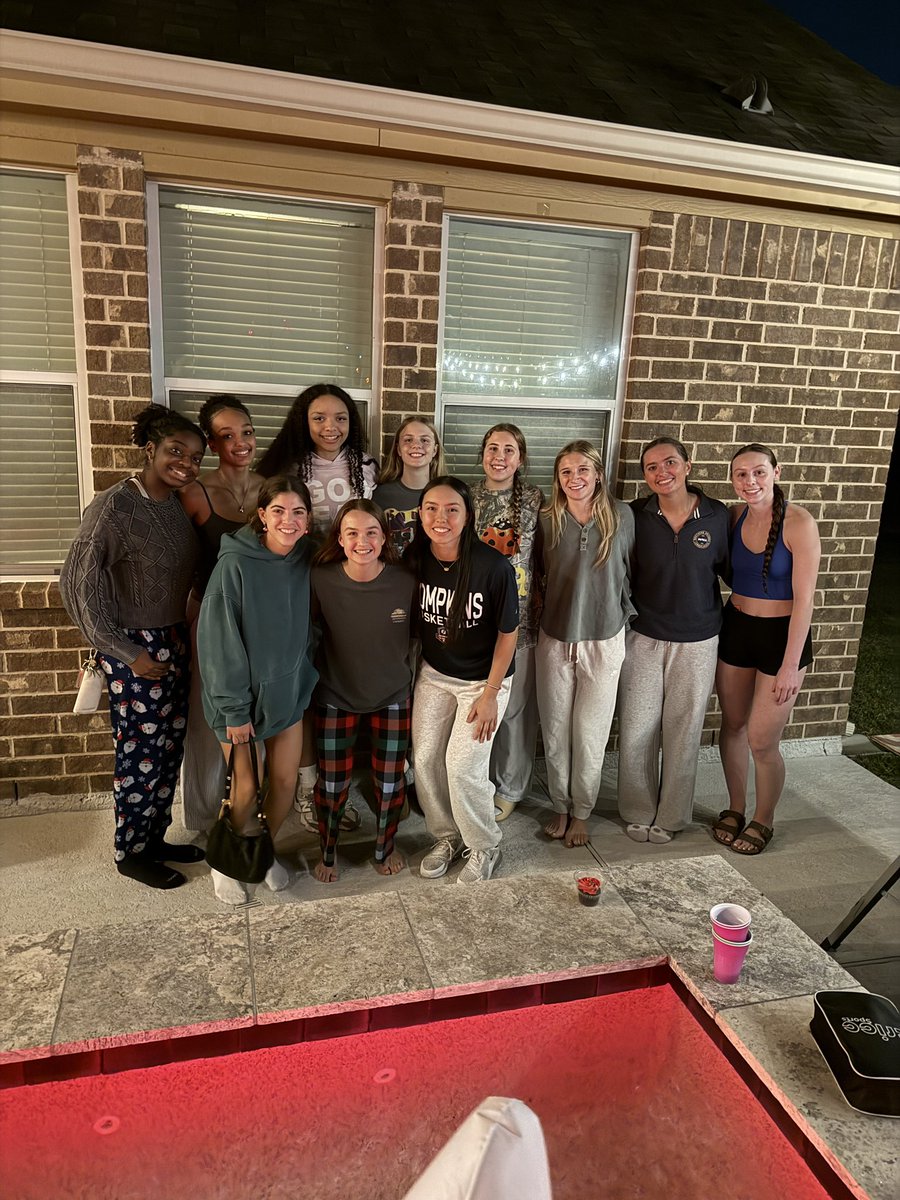 team dinner!!! ready to ‘tipoff’ our season tomorrow night!!! 🏀👐🏼 #OYO #FP #TFW