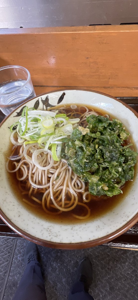 #茅場町　#そば処亀島
#路麺  #立ち食い

春菊天そば。500円。
天ぷらは衣が薄くてサクサク。
つゆの美味さは秀逸ですね！