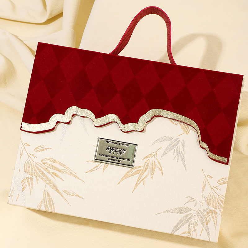 jialanpackage's tweet image. 💥Elegant Packaging, Innovative Design: Jialan Package's New Bamboo Leaf StyleFlocked Flip-Top Color Printed Wedding Gift Box Custom Wholesale
✅Moq：500pcs in stock，1000pcs provide free logo printing
🌐Video website：jialanpackage.com
#weddinggiftboxes #weddingboxes