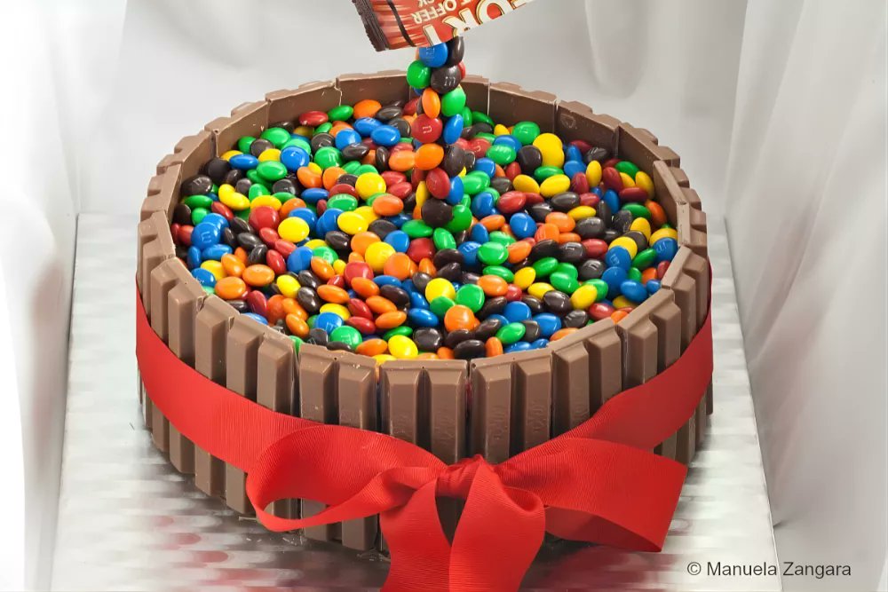 Want a cake that makes everyone go “How did you do that?” 🤔 This M&amp;M’s Kit Kat Cake literally defies gravity, and it’s easier than you think! 

Bake it this weekend and wow your guests! 🌈 
tinyurl.com/2hnhxrac

#cake #chocolatelovers