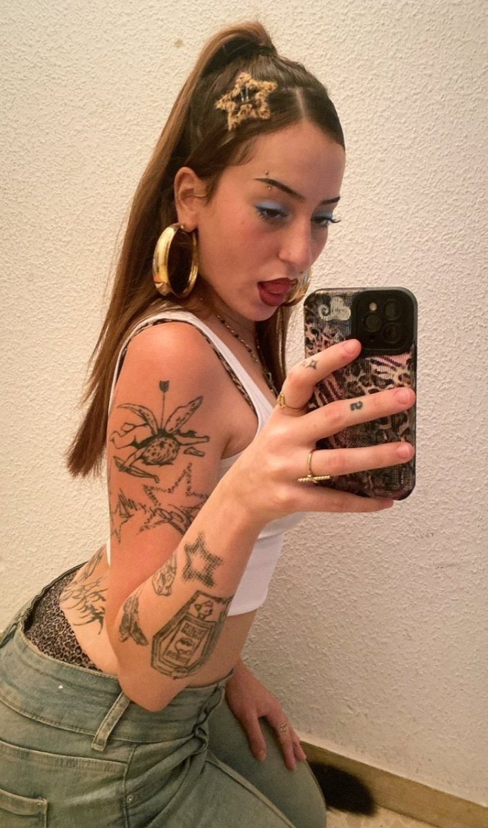 DommeAlbaFans's tweet photo. Sexy Selfies de mi DIOSA 
@dommealba
#findom 
#sumisofinanciero 
#diosa
#choni
#chav
#sugarbaby https://t.co/H3rRf1GVCR
