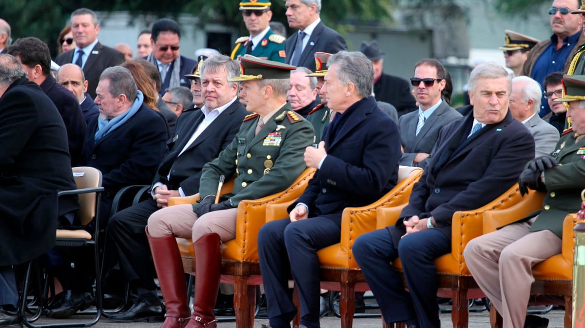 cristiancim's tweet photo. En 2019, con la causa DAlessio explotada y el energúmeno de Stornelli en rebeldía no yendo al juzgado de dolores, Macri lo sentó adelante en el día del Ejército.
Terrible mafia la que persigue a Cristina. https://t.co/Y8Ff1Ki1Ov