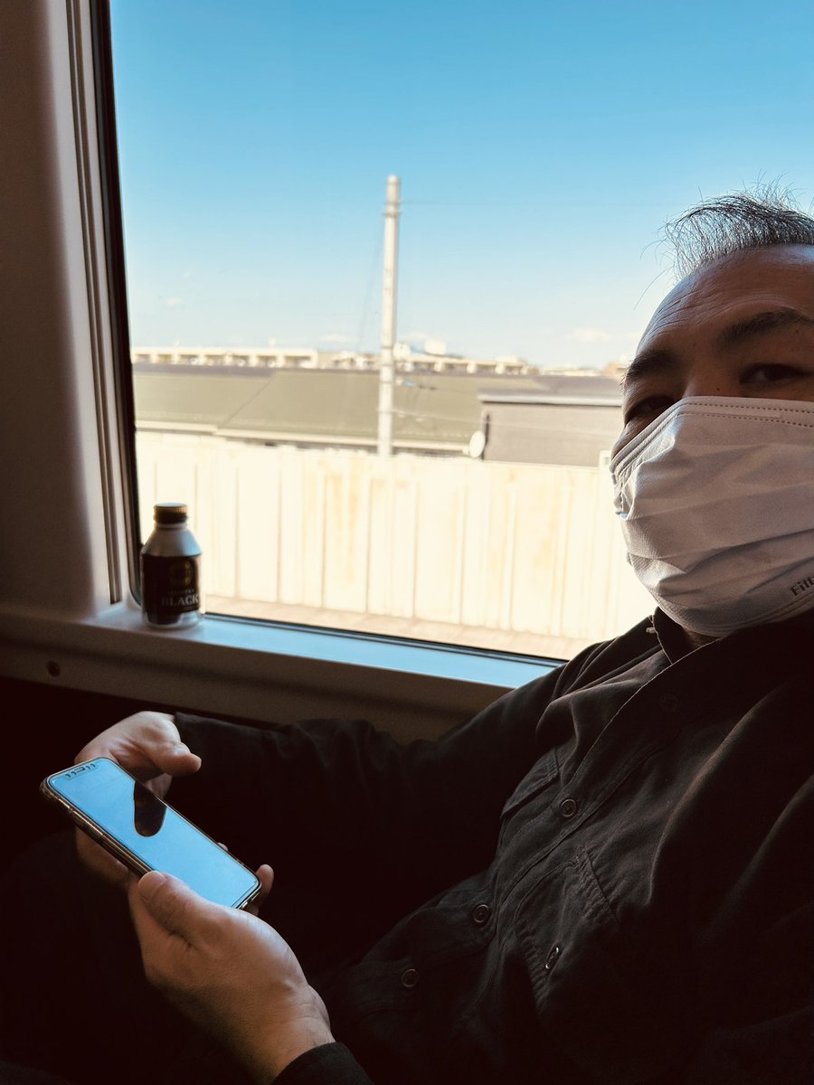 本日、いよいよ赤べこツアー5日目の甲府桜座です🍇
皆さんのお越しをお待ちしてまーす🎸

電車組は、新宿迷子にならず、無事に特急あずさに乗車完了🚃
そして、今回こそは、本物のほうとうを食するために入りの2時間前に出発しましたー！
小作、ちよだ、奥藤本店の3択で検討中🤔

#スキップカウズ