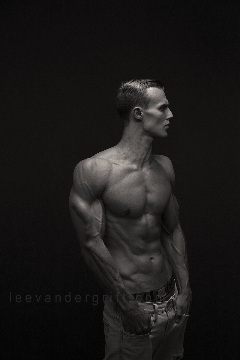 LeeVandergrift's tweet photo. Tristan #tbt #leevandergriftphotography #physique #malemodel #physiquemodel #handsome #studioshoot #photographer https://t.co/n0pGeV9Fzb