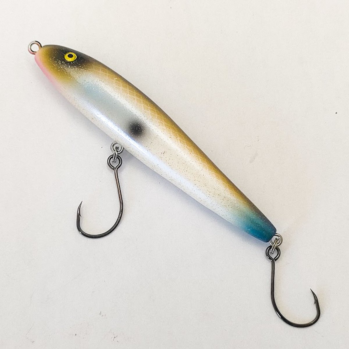 ちゃんとフッキングするの？と疑心暗鬼になりがちなペンシルベイトのシングルフック仕様だが、全く問題ナシ。
それどころかフック抵抗が減る分アクションにキレが出るし、何よりもビッグペンシルの泣き所でもあるバレが激減するなどメリットも多い。
ジャンピンミノーとの相性は文句無しなので是非。