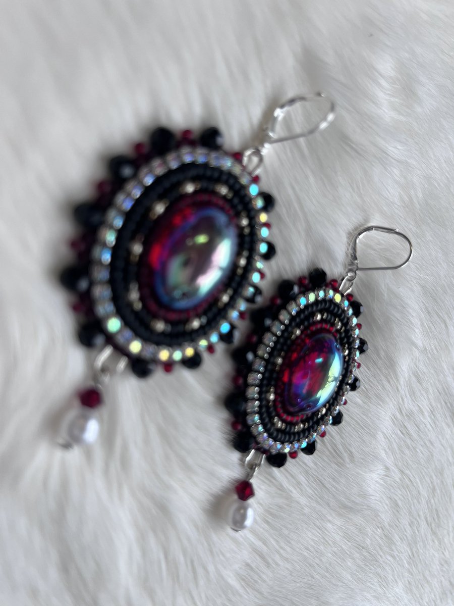 hangsangwjk's tweet image. Hey moots I have some hand beaded items for sale! 🤎 If you buy from me I will throw in some of my native BT21 stickers for free! Just tell me your bias hehe #indigenous #indigenousbeadwork #nativemade #beadworkforsale #canada