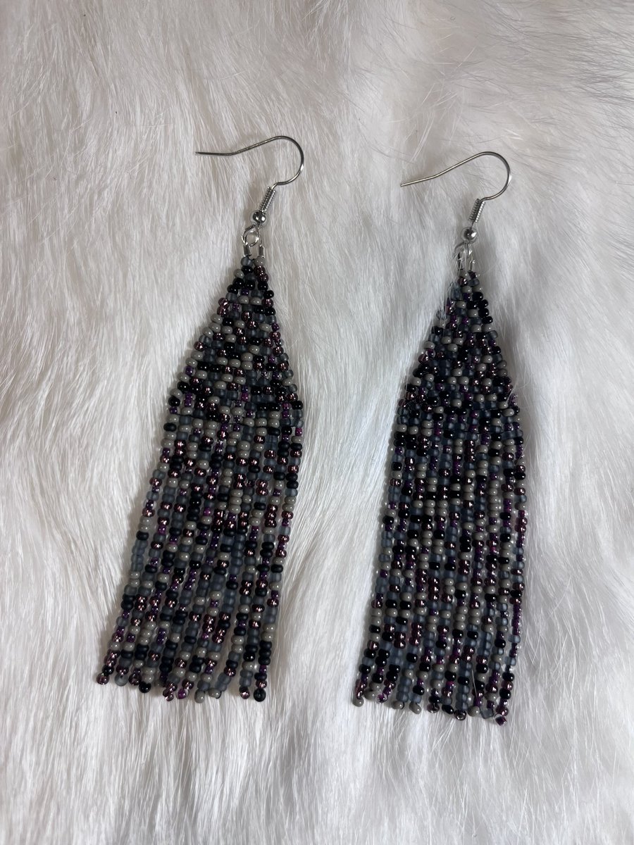 hangsangwjk's tweet image. Hey moots I have some hand beaded items for sale! 🤎 If you buy from me I will throw in some of my native BT21 stickers for free! Just tell me your bias hehe #indigenous #indigenousbeadwork #nativemade #beadworkforsale #canada